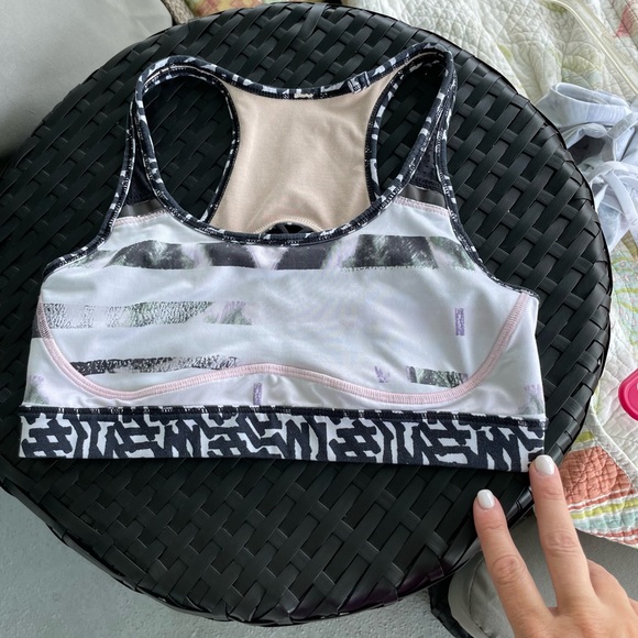 lululemon athletica Other - EUC Lululemon sports bra size size 6